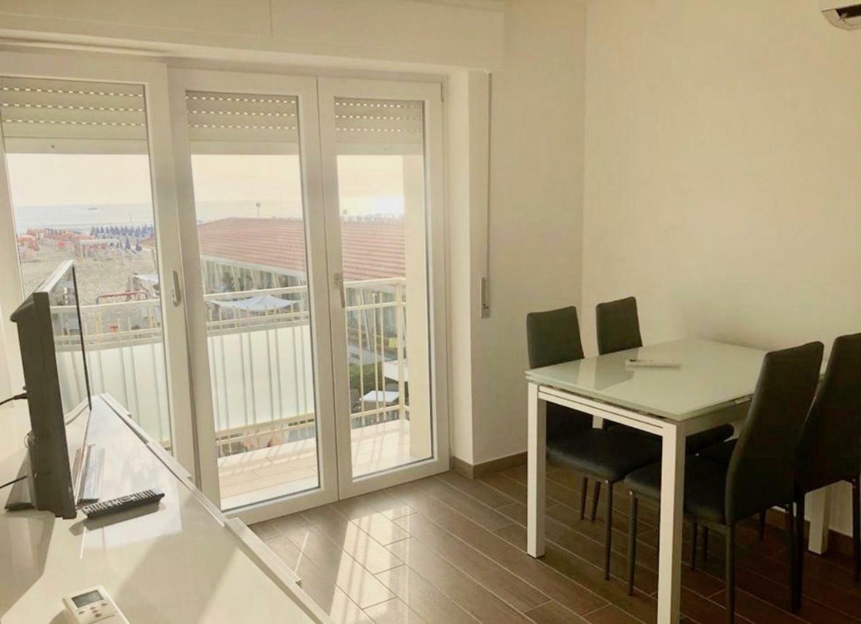 Attico Al Mare Διαμέρισμα Βιαρέτζιο Εξωτερικό φωτογραφία